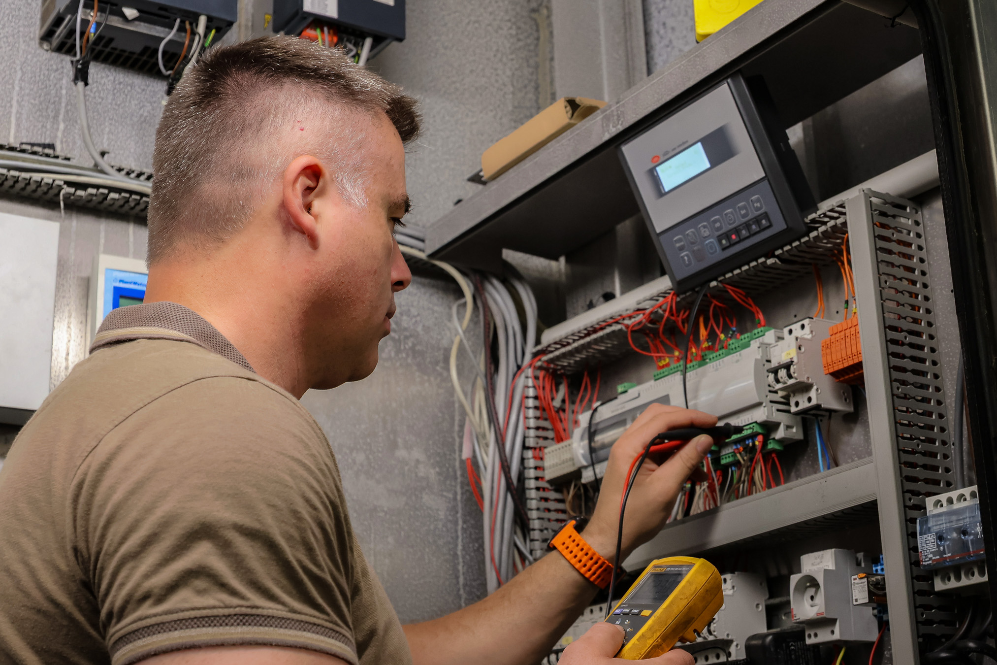 S.L.3.E travaillant sur une installation électrique industrielle dans les Landes.