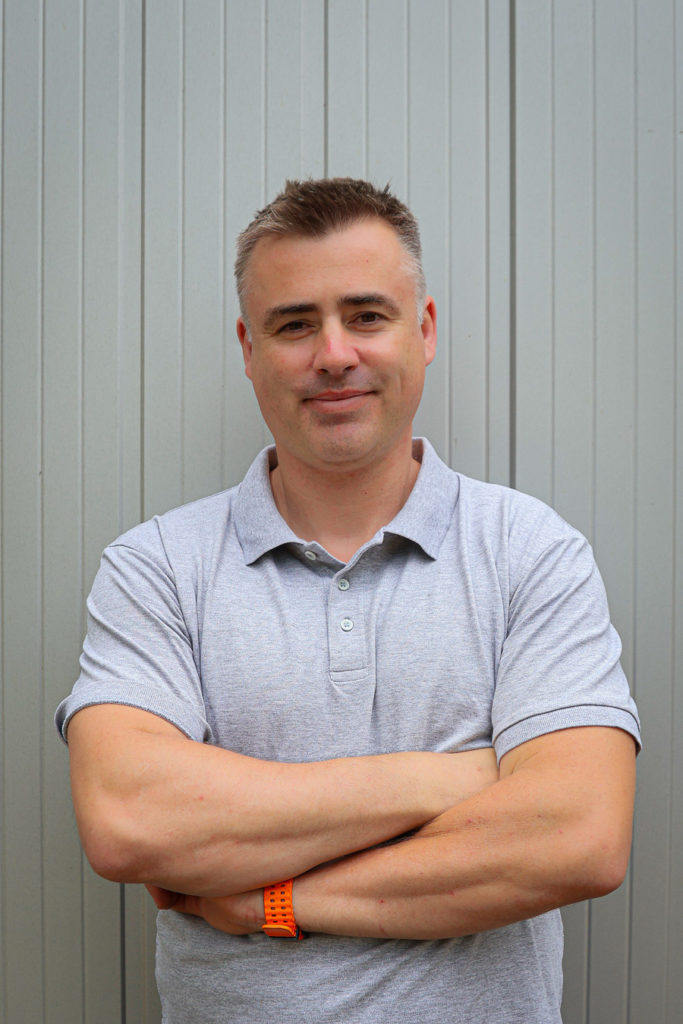Portrait de Sylvain Lacoste, dirigeant de S.L.3.E., spécialisé en génie électrique et en maintenance industrielle en Gironde et dans les Landes.